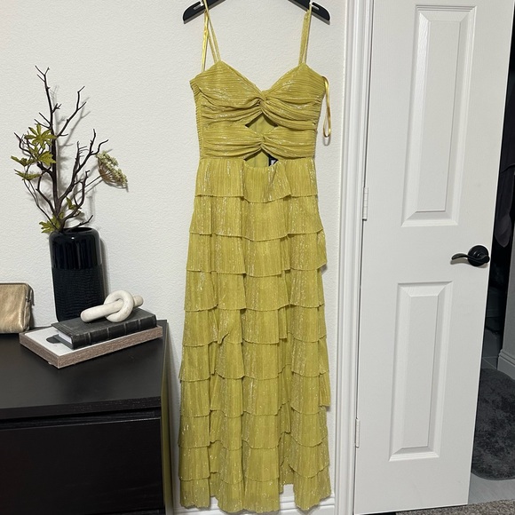 Gianni Bini
Grace Metallic Plisse Sweetheart Neck
Cut-Out Tiered Dress - Picture 7 of 13
